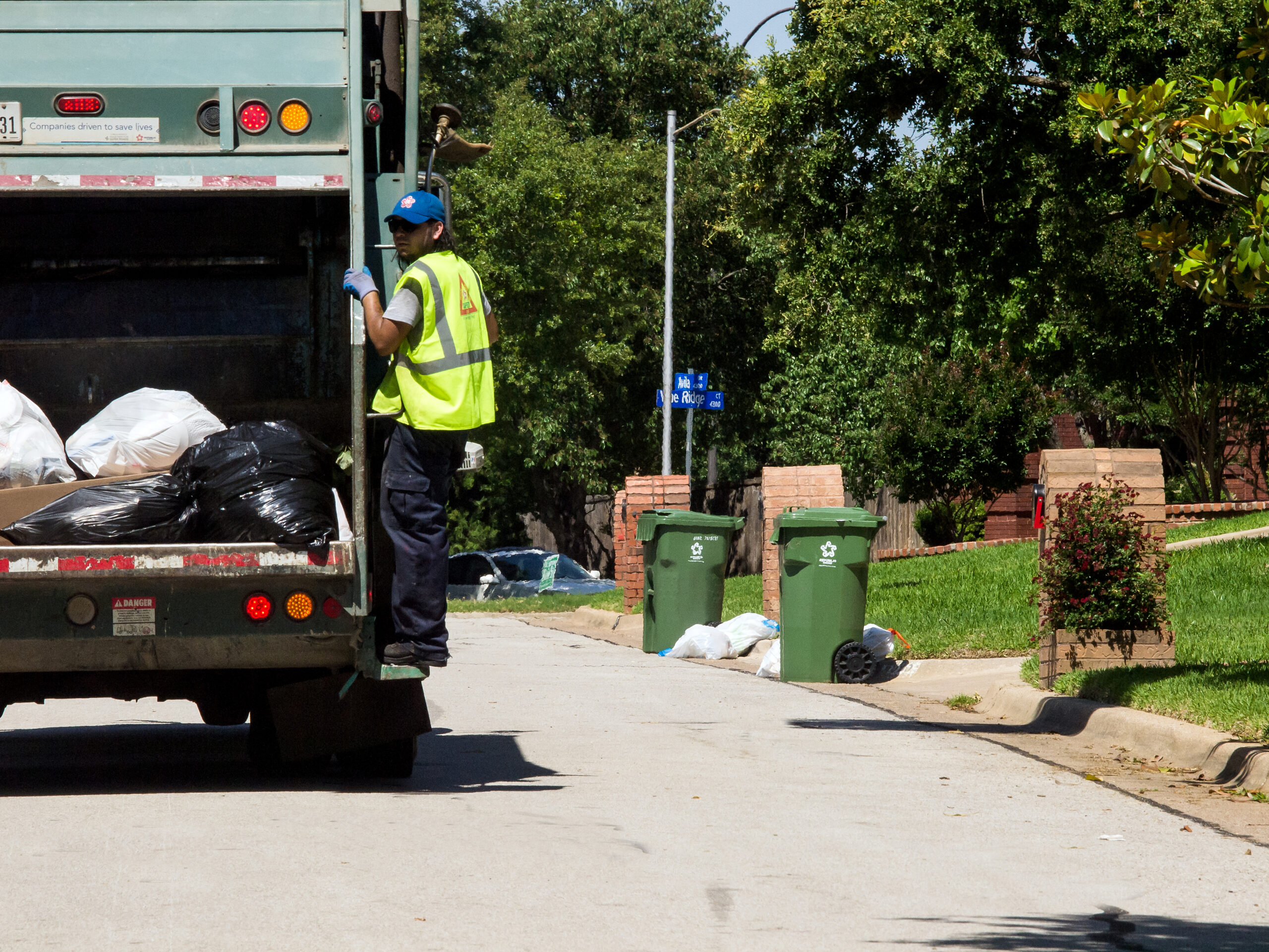 Collect the recycle bin for paper, plastic, metal and glass, Commercial recycling services.
